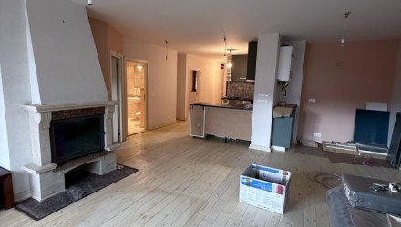 Просторен апартамент с камина и голяма тераса в Банско